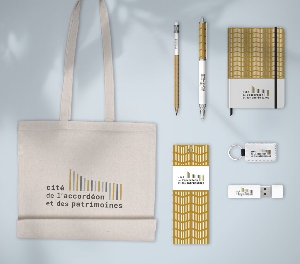 Déclinaison de la charte graphique de la Cité de l'accordéon sur les objets dérivés